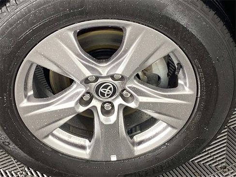 Used 2022 Toyota RAV4 XLE w/ Convenience Package image 32