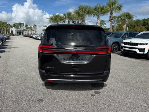 Used 2024 Chrysler Pacifica Touring-L FWD image 4
