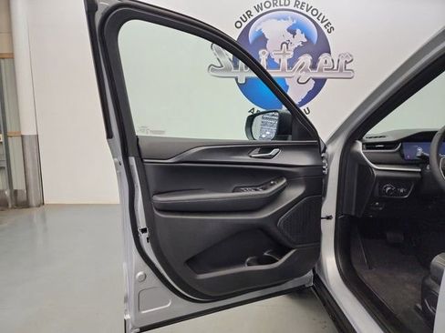 New 2025 Jeep Grand Cherokee Laredo X w/ Luxury Tech Group I image 12