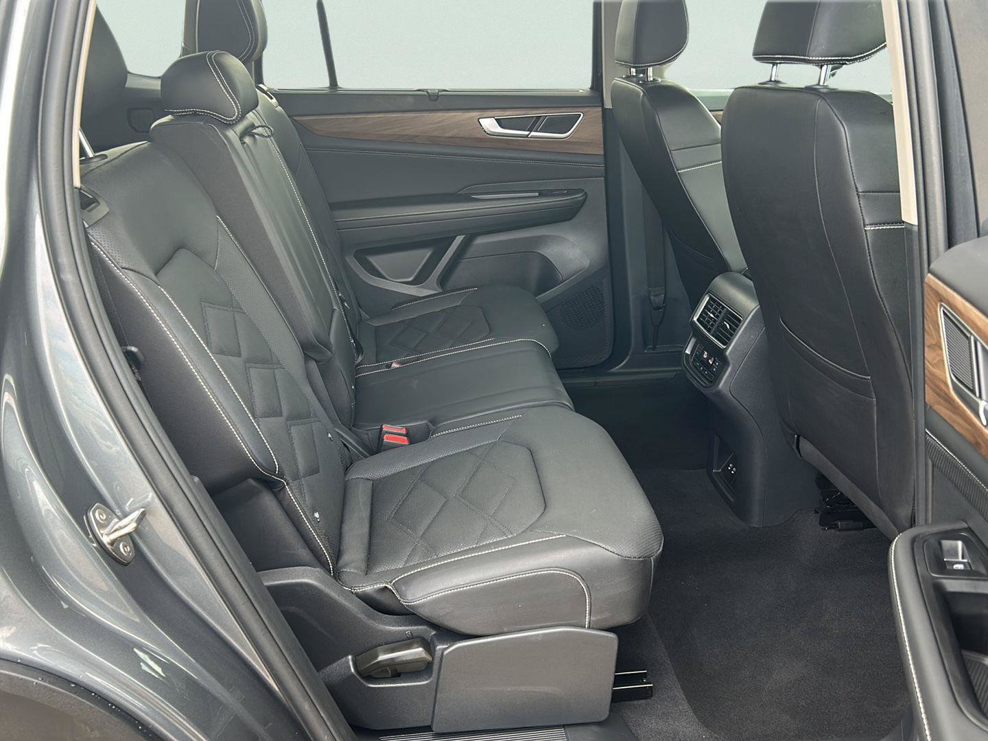 Used 2025 Volkswagen Atlas SE FWD image 21