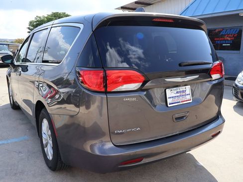 Used 2017 Chrysler Pacifica Touring w/ Tire & Wheel Group FWD image 5