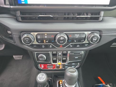 Used 2025 Jeep Gladiator Mojave image 29