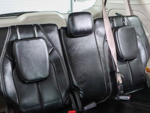 Used 2023 Chrysler Pacifica Touring-L image 29