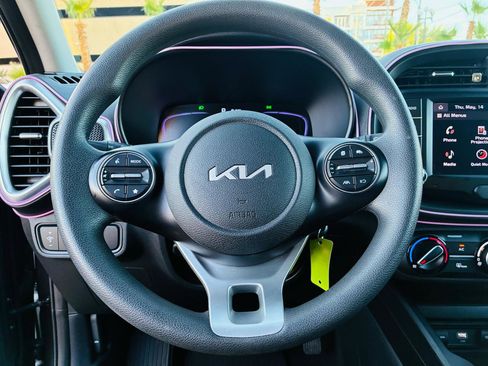 Used 2023 Kia Soul LX w/ LX Technology Package FWD image 31