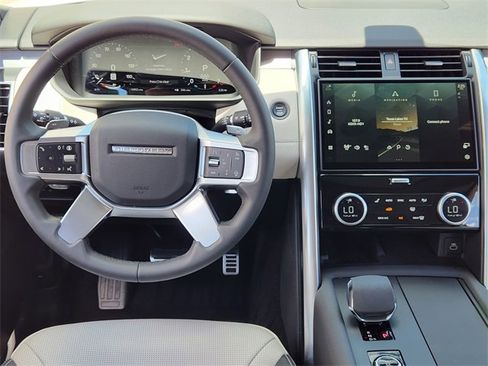 Used 2024 Land Rover Discovery Dynamic SE image 25