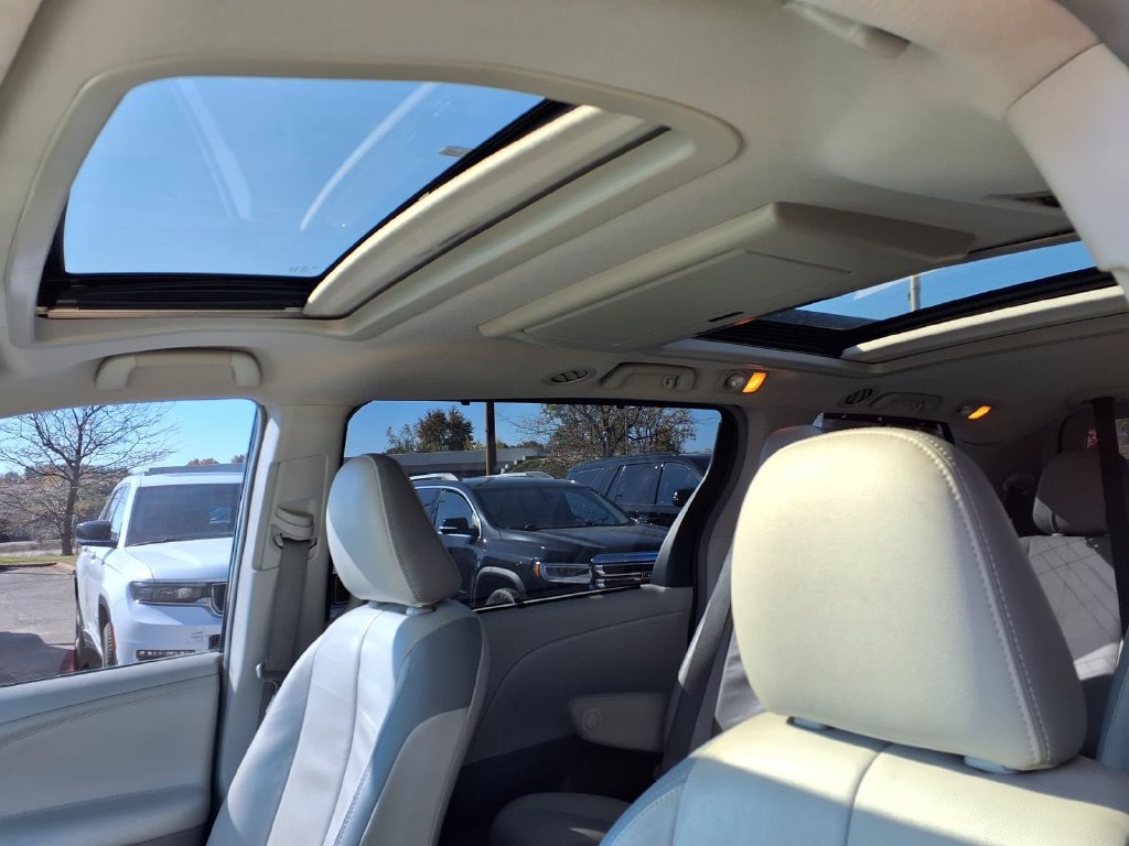 Used 2014 Toyota Sienna Limited w/ Limited Premium Package FWD image 14