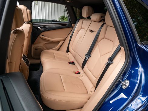 Certified 2024 Porsche Macan AWD/4WD image 37