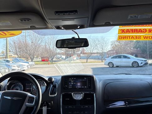 Used 2016 Chrysler Town & Country Touring image 13