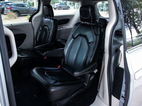 Used 2023 Chrysler Pacifica Touring-L image 36