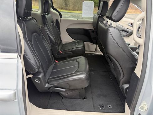 Used 2023 Chrysler Pacifica Touring-L image 27