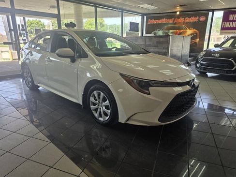 Used 2022 Toyota Corolla LE FWD image 3