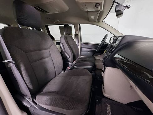 Used 2018 Dodge Grand Caravan SE w/ UConnect Hands-Free Group image 15
