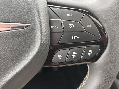 Used 2025 Chrysler Pacifica Limited FWD image 16