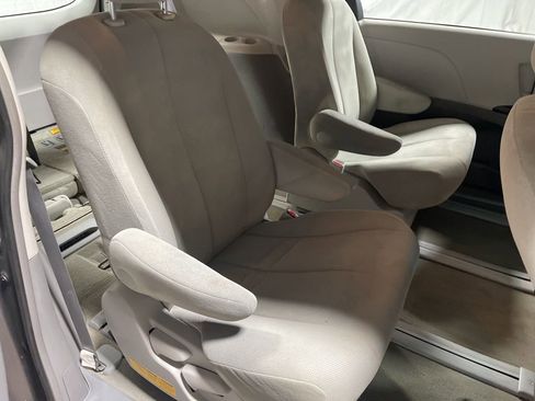 Used 2013 Toyota Sienna L FWD image 11