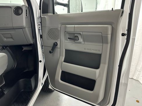 Used 2024 Ford E-350 and Econoline 350 Super Duty image 38