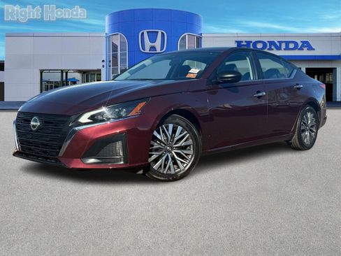 Used 2024 Nissan Altima 2.5 SV image 2