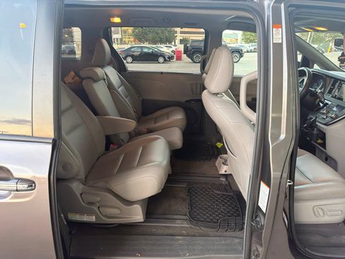 Used 2019 Toyota Sienna XLE FWD image 20