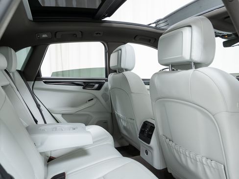 Certified 2021 Porsche Macan AWD/4WD image 26