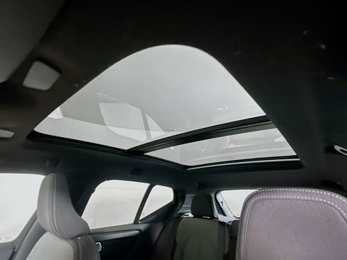 Used 2025 Volvo XC40 B5 Core image 25