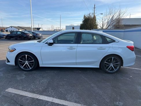 Used 2022 Honda Civic Touring image 2