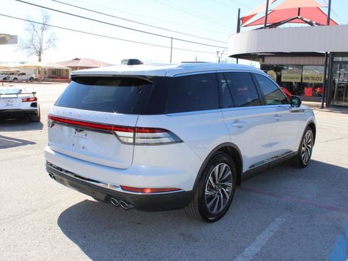 Used 2025 Lincoln Aviator 2WD image 3