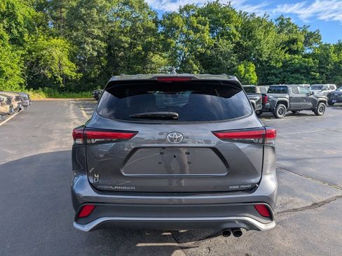 Used 2022 Toyota Highlander XSE AWD/4WD image 6