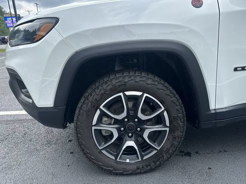 Used 2025 Jeep Compass Trailhawk w/ Trailer Tow Group AWD/4WD image 20