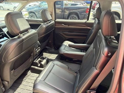 Used 2023 Jeep Grand Cherokee L Limited AWD/4WD image 9