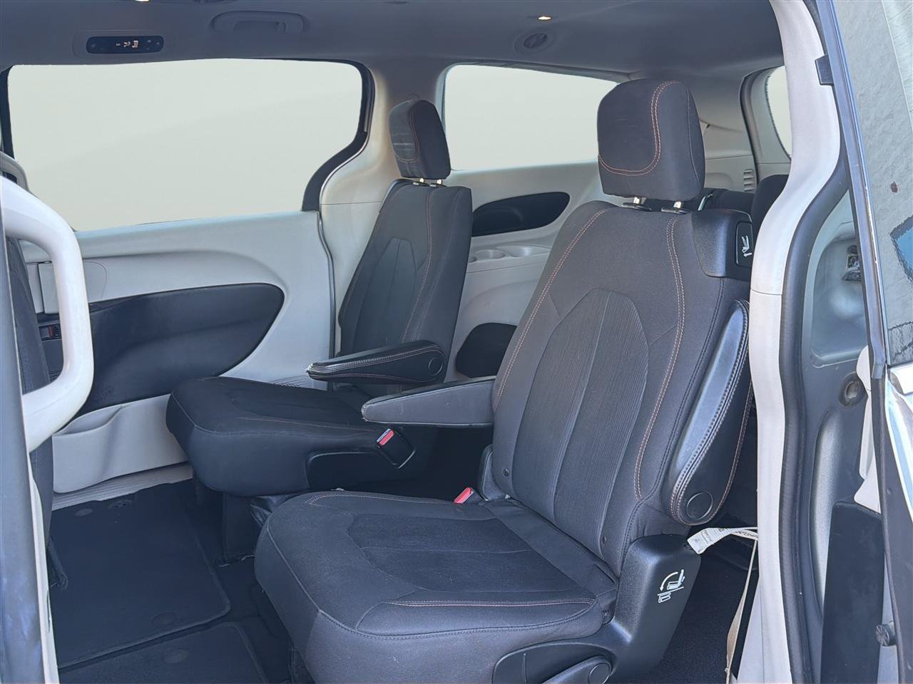 Used 2017 Chrysler Pacifica Touring FWD image 17