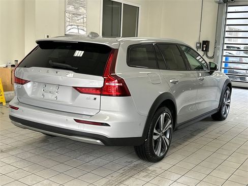 Used 2025 Volvo V60 B5 Cross Country Plus image 4