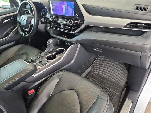 Used 2024 Toyota Highlander Platinum AWD/4WD image 25