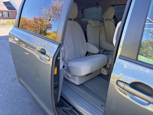 Used 2014 Toyota Sienna LE image 18