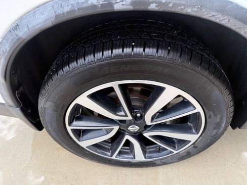 Used 2018 Nissan Rogue SL w/ Premium Package AWD/4WD image 32