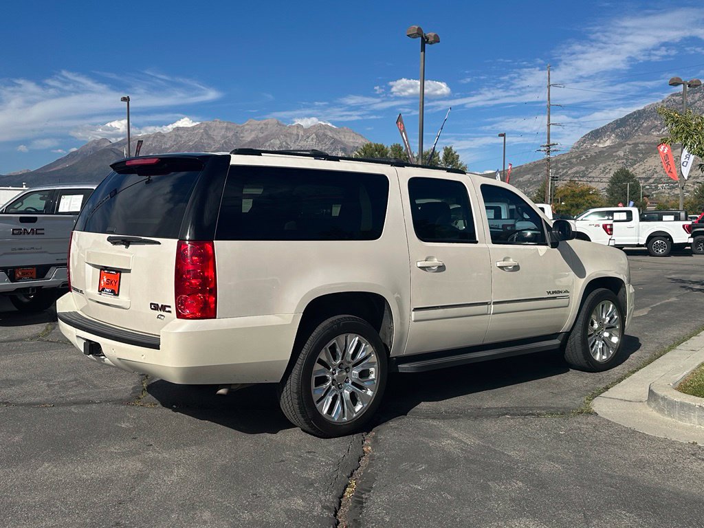 Used 2012 GMC Yukon XL SLT w/ SLT-2 Equipment Package AWD/4WD image 8