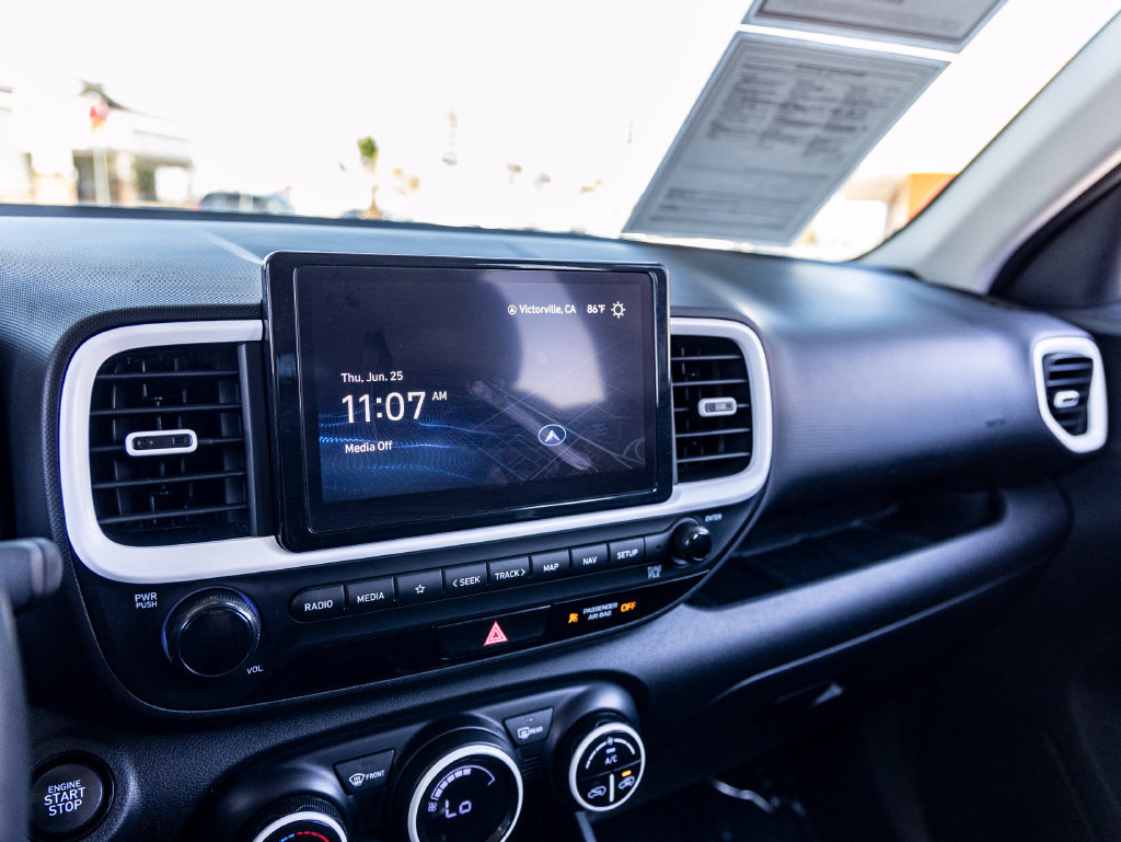 Used 2024 Hyundai Venue Limited FWD image 18