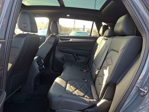 Certified 2025 Volkswagen Atlas Cross Sport SE w/ Panoramic Sunroof Package image 10