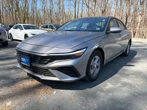 Certified 2025 Hyundai Elantra SE image 1