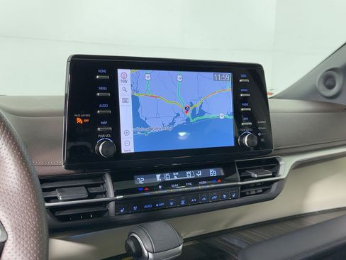 Used 2023 Toyota Sienna Platinum image 23