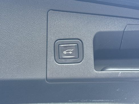 Used 2018 Cadillac XT5 Platinum w/ Driver Assist Package AWD/4WD image 11