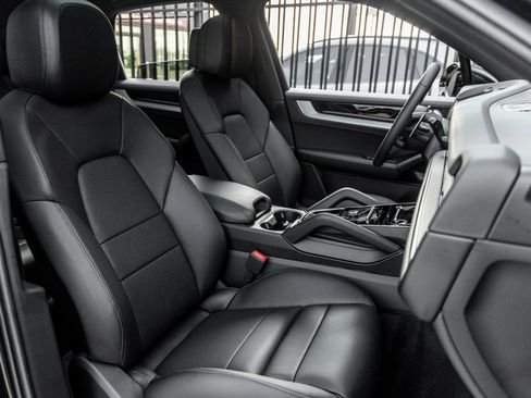 Certified 2025 Porsche Cayenne image 39