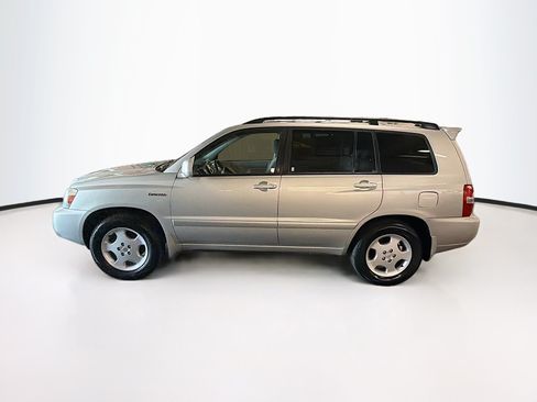 Used 2005 Toyota Highlander 4WD V6 w/ 3rd Row image 4