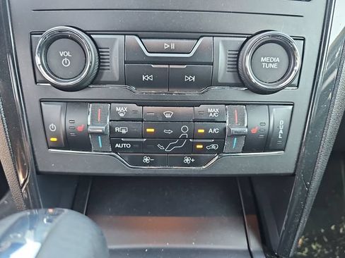 Used 2019 Ford Explorer XLT w/ Equipment Group 202A FWD image 22