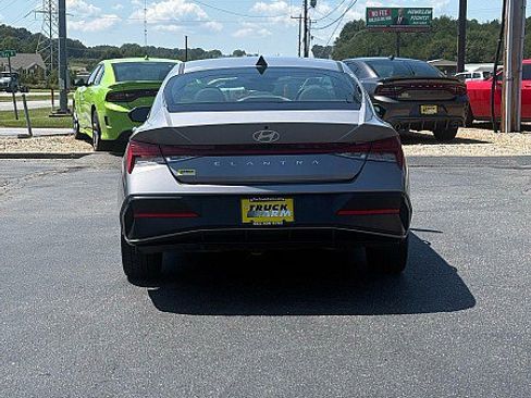Used 2025 Hyundai Elantra SEL FWD image 3