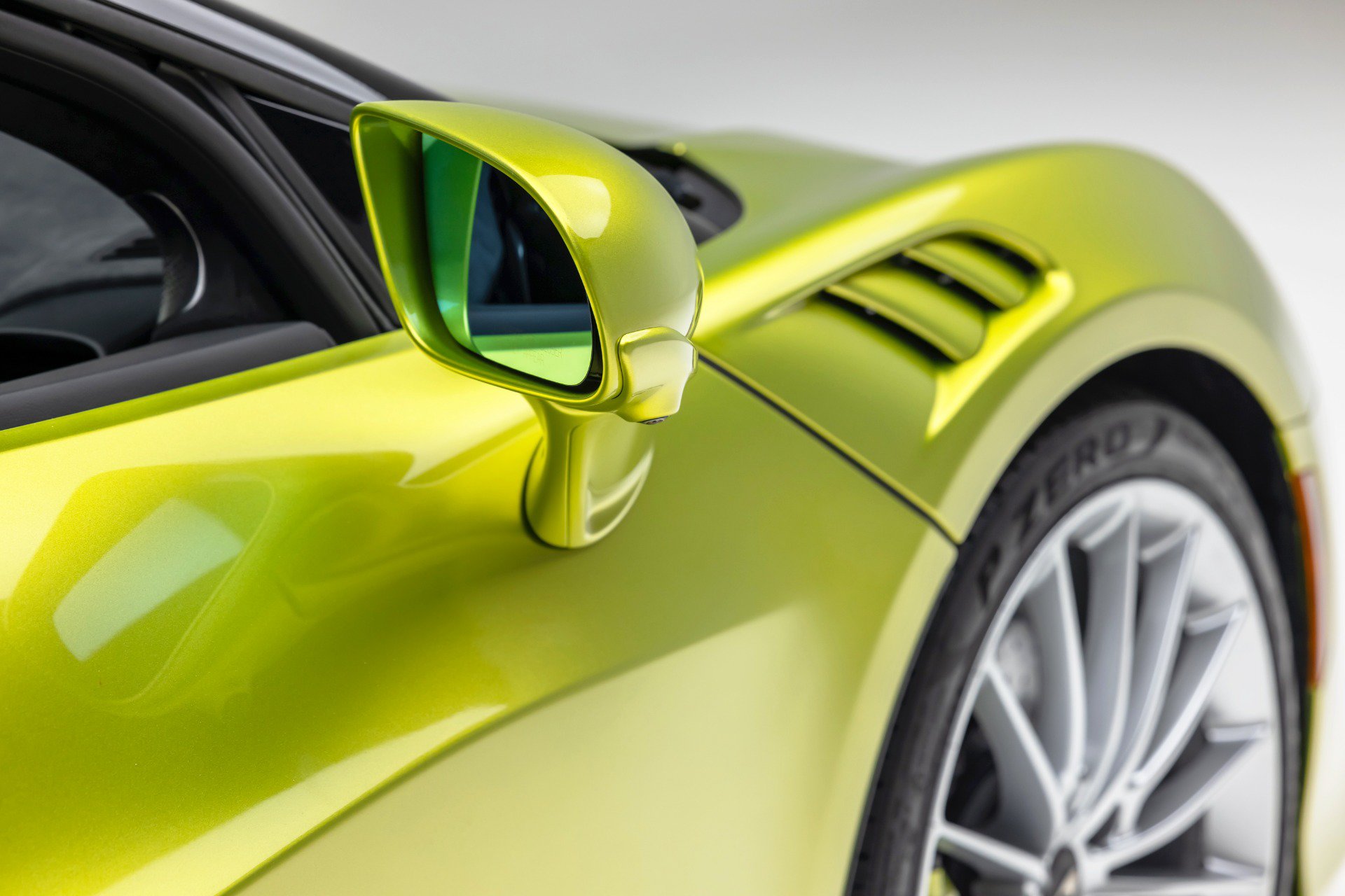 Used 2025 McLaren Artura Spider RWD image 36