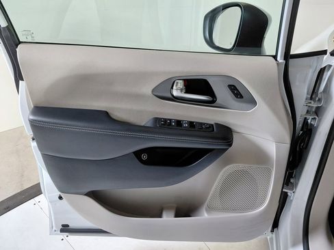 Certified 2023 Chrysler Pacifica Touring-L FWD image 8