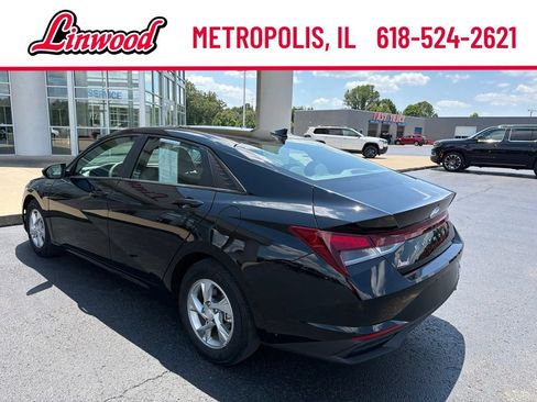 Used 2022 Hyundai Elantra SE FWD image 4