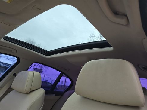 Used 2011 BMW 528i Sedan image 3