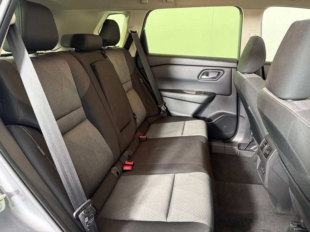 Used 2025 Nissan Rogue SV AWD/4WD image 19
