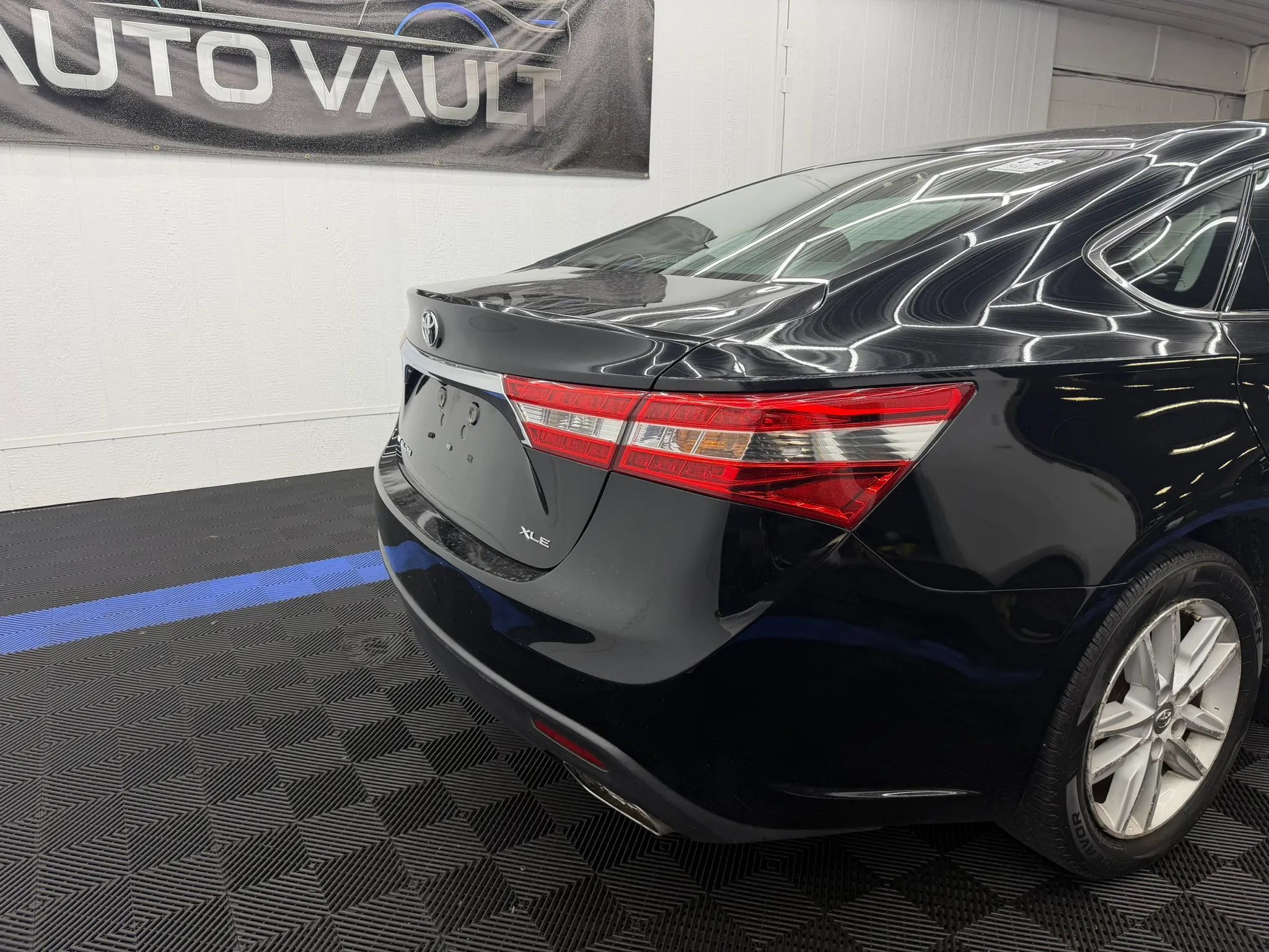 Used 2013 Toyota Avalon XLE Premium FWD image 2