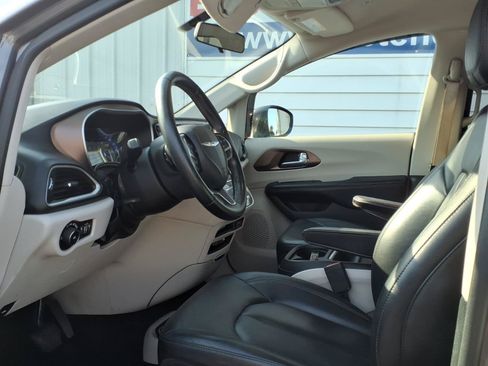 Used 2018 Chrysler Pacifica Touring-L FWD image 8
